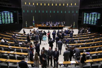 Oposição ameaça travar Câmara por Anistia e coloca fim do 6x1 em risco