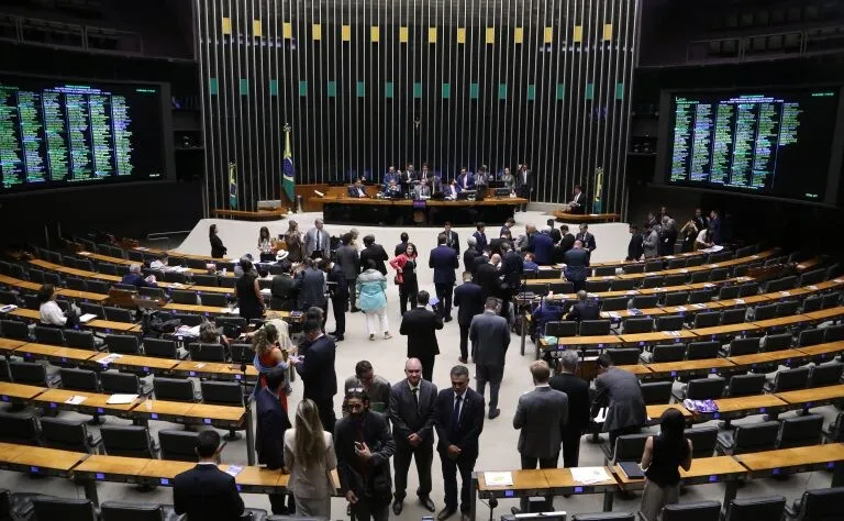 Oposição ameaça travar Câmara por Anistia e coloca fim do 6x1 em risco