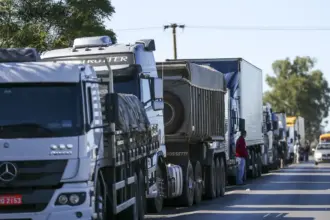Caminhoneiros alertam para greve nacional nos próximos dias
