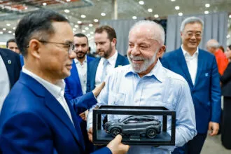 Lula encontra empresários chineses e dá a entender que povo asiático consome carne de cachorro