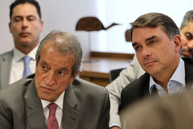 Assessoria de Flávio Bolsonaro desmente boato sobre fim do salário mínimo