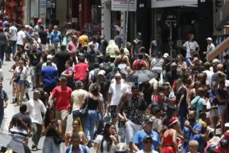 Pior momento em 20 anos, famílias comprometem quase 30% da renda com dívidas no país