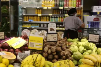 Prévia da inflação sobe para 0,89% com disparada de alimentos e combustíveis