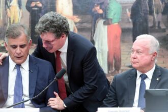 Propostas de redução da jornada avançam após votação unânime na Câmara