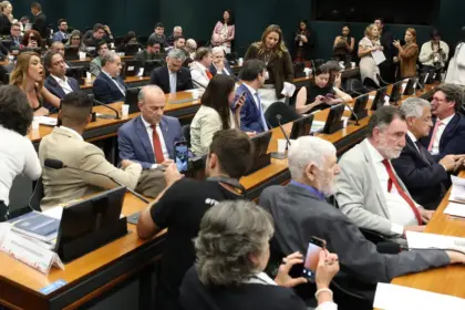 Pedido de vista adia votação da PEC sobre o fim da escala 6x1 na Câmara