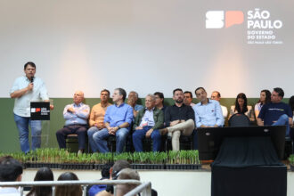 Em Ribeirão Preto, Flávio diz que Tarcísio “será presidente do Brasil um dia”