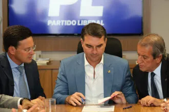 Pré-campanha de Flávio Bolsonaro é reestruturada após crise com áudios