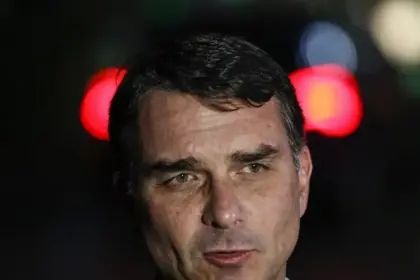 Flávio Bolsonaro prevê 2027 sem presos políticos e aposta na soltura de Ramagem