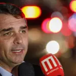 "Se Lula achou que a faixa LADRÃO era pra ele, quem sou eu pra discordar". Ironiza Flávio