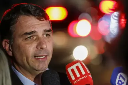Flávio Bolsonaro supera Lula em pesquisa Quaest com 42% contra 40%