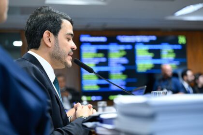 Messias é aprovado na CCJ com 16 votos favoráveis e 11 contrários