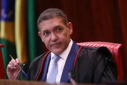 Indicado pelo ex-presidente Bolsonaro, ministro Nunes Marques é eleito presidente do TSE