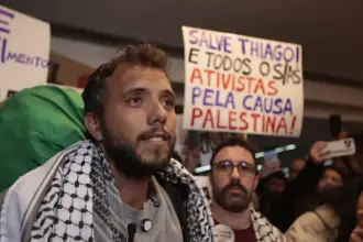 Crítico de Israel, ativista brasileiro é deportado da Argentina por ordem de Milei
