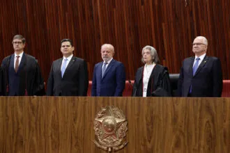 Alcolumbre não aplaude Messias e Moraes cumprimenta Michelle em posse de Nunes Marques no TSE