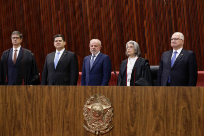Alcolumbre não aplaude Messias e Moraes cumprimenta Michelle em posse de Nunes Marques no TSE