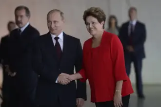 Lula manda mensagem de apreço a Putin, afirma Dilma em encontro com o ditador russo