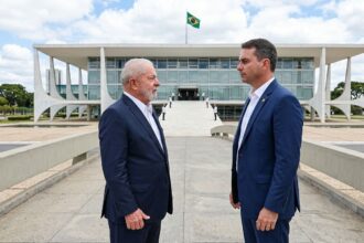 Lula e Flávio empatam em disputa de 2º turno, aponta PoderData/Aya