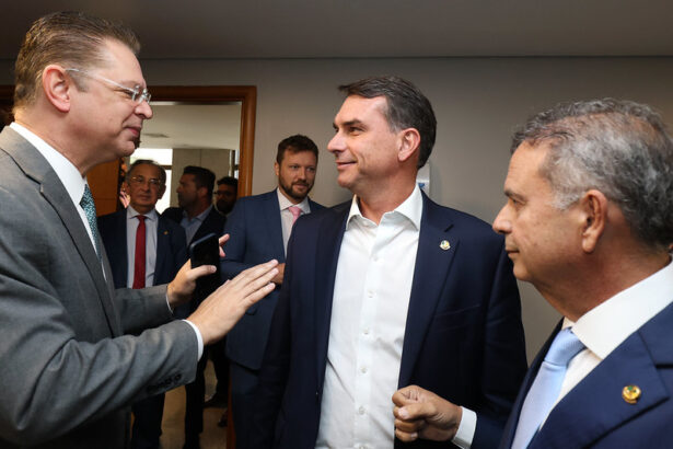 Senador Flávio Bolsonaro sugere pagamento por hora em alternativa à escala 6x1