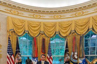 Flávio Bolsonaro é recebido por Trump no Salão Oval da Casa Branca