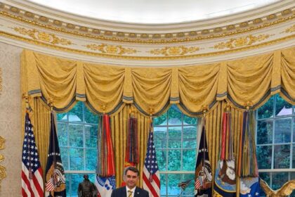 Flávio Bolsonaro é recebido por Trump no Salão Oval da Casa Branca