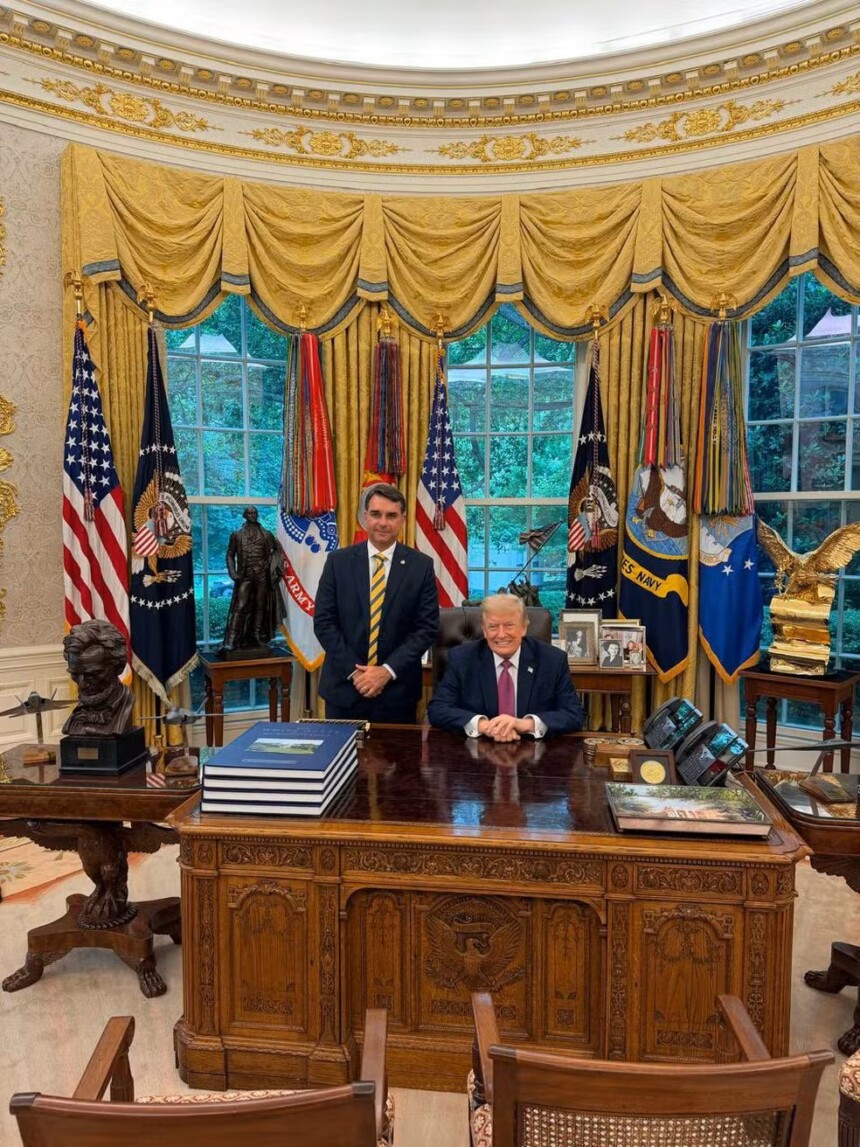 Flávio Bolsonaro é recebido por Trump no Salão Oval da Casa Branca