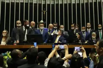 Três deputados bolsonaristas enfrentam suspensão após protesto na Câmara