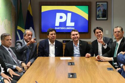Flávio promete aposentar Lula e subir rampa com Jair Bolsonaro