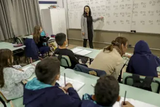 Senado aprova MP que estabelece piso de R$ 5.130 para professores