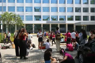 Polícia retira estudantes que invadiram e depredaram reitoria da USP