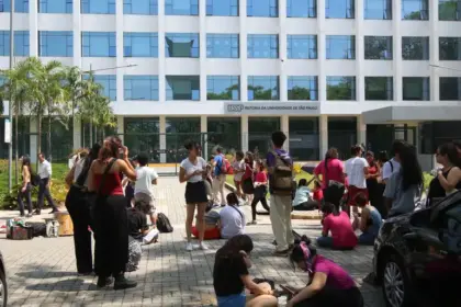 Polícia retira estudantes que invadiram e depredaram reitoria da USP
