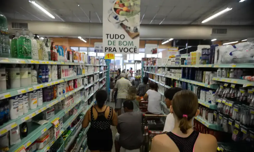 Vendas no comércio recuam 1,5% em abril