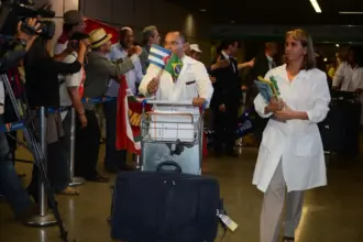 Cubanos lideram pedidos de refúgio no Brasil em 2025, segundo dados do CONARE