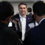 PoderData/Aya: Flávio Bolsonaro marca 47% contra 45% de Lula no 2º turno