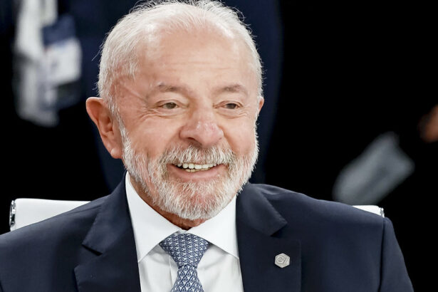 Lula admite erro por assessor de gabinete e diz acreditar que filho é honesto