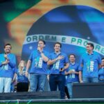 Flávio Bolsonaro e Tarcísio dividem trio na Marcha para Jesus em São Paulo