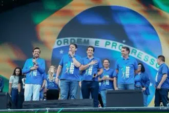 Flávio Bolsonaro e Tarcísio dividem trio na Marcha para Jesus em São Paulo