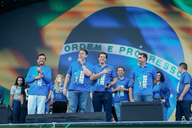 Flávio Bolsonaro e Tarcísio dividem trio na Marcha para Jesus em São Paulo