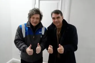 Milei anuncia participação em lançamento da campanha de Flávio Bolsonaro