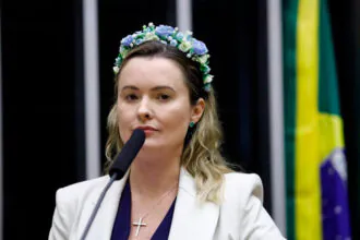 Julia Zanatta ganha apoio de Eduardo para vice de Flávio Bolsonaro