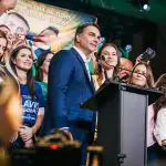 Flávio Bolsonaro oficializa candidatura com promessa de seguir legado do pai