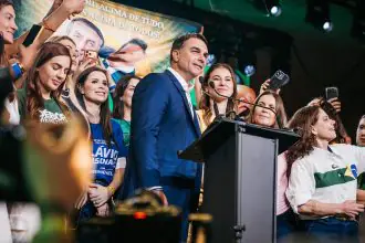 Flávio Bolsonaro oficializa candidatura com promessa de seguir legado do pai