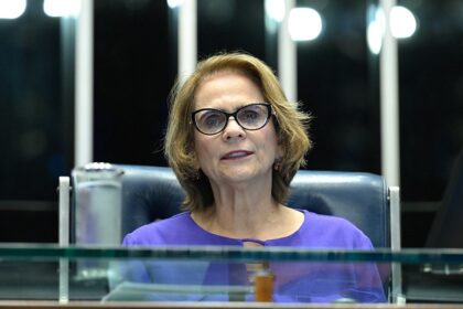 Damares Alves deixa plano de Flávio Bolsonaro e denuncia ameaças de aliados
