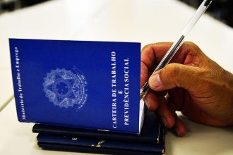Justiça suspende demissões em massa de trabalhadores da Casas Bahia
