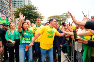 Flávio promete cortar impostos, cargos petistas e 'tirar o Brasil do vermelho'