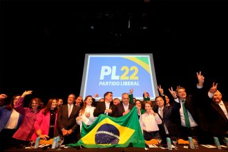 Flávio Bolsonaro oficializa Alfredo Gaspar como vice em chapa do PL