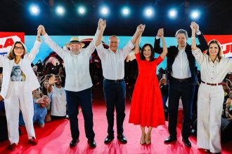 Em clara violação à lei eleitoral, Lula pede voto para ele e Jerônimo em evento na Bahia
