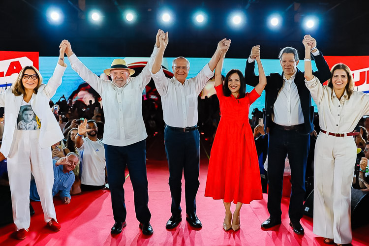 Em clara violação à lei eleitoral, Lula pede voto para ele e Jerônimo em evento na Bahia