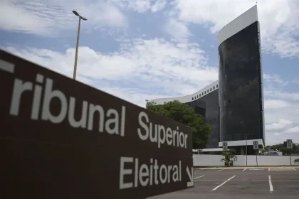 TSE proíbe propaganda do PT que atacava Flávio Bolsonaro com informações falsas