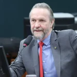 Líder do PT sofre AVC em reunião da Câmara e é levado até hospital privado
