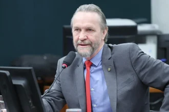 Líder do PT sofre AVC em reunião da Câmara e é levado até hospital privado